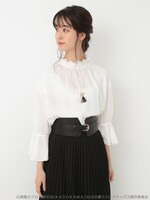 「芥川龍之介イメージ ギャザーブラウス」を着用した様子。