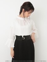 「芥川龍之介イメージ ギャザーブラウス」を着用した様子。