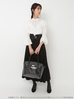 「芥川龍之介イメージ ギャザーブラウス」を着用した様子。