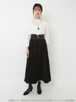 「芥川龍之介イメージ ギャザーブラウス」を着用した様子。