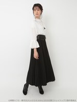 「芥川龍之介イメージ ギャザーブラウス」を着用した様子。