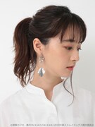 「中島敦イメージ シルバーモチーフイヤリング」を着用した様子。