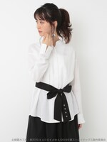 「中島敦イメージ リボンベルト付きブラウス」を着用した様子。