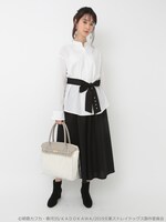 「中島敦イメージ リボンベルト付きブラウス」を着用した様子。