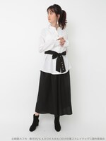 「中島敦イメージ リボンベルト付きブラウス」を着用した様子。