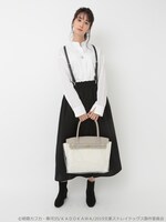 「中島敦イメージ リボンベルト付きブラウス」を着用した様子。