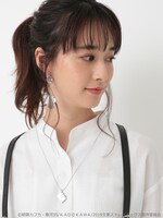「文豪ストレイドッグス ブックモチーフ ネックレス」中島敦モデルを着用した様子。