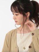 「文豪ストレイドッグス ブックモチーフ ネックレス」太宰治モデルを着用した様子。