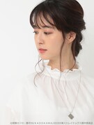 「文豪ストレイドッグス ブックモチーフ ネックレス」芥川龍之介モデルを着用した様子。