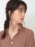 「文豪ストレイドッグス ブックモチーフ ネックレス」中原中也モデルを着用した様子。
