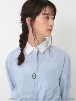 「太宰治イメージ ループタイネックレス」を着用した様子。