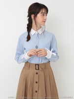 「太宰治イメージ クレリックシャツ」を着用した様子。