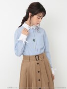 「太宰治イメージ クレリックシャツ」を着用した様子。