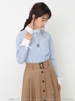 「太宰治イメージ クレリックシャツ」を着用した様子。