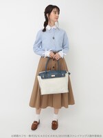 「太宰治イメージ クレリックシャツ」を着用した様子。