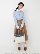 「太宰治イメージ クレリックシャツ」を着用した様子。