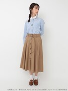 「太宰治イメージ クレリックシャツ」を着用した様子。