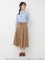 「太宰治イメージ クレリックシャツ」を着用した様子。