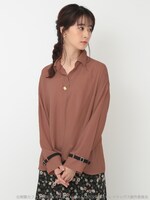 「中原中也イメージ スキッパーブラウス」を着用した様子。