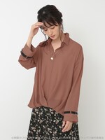 「中原中也イメージ スキッパーブラウス」を着用した様子。