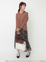 「中原中也イメージ スキッパーブラウス」を着用した様子。