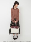 「中原中也イメージ スキッパーブラウス」を着用した様子。