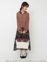 「中原中也イメージ スキッパーブラウス」を着用した様子。