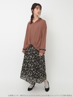 「中原中也イメージ スキッパーブラウス」を着用した様子。