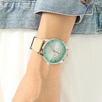 青葉城西高校モデルの腕時計の使用イメージ。