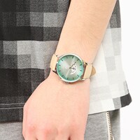 青葉城西高校モデルの腕時計の使用イメージ。