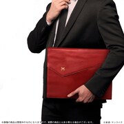 「機動戦士ガンダム シャア専用本革製ドキュメントケース」使用イメージ