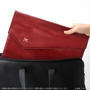 「機動戦士ガンダム シャア専用本革製ドキュメントケース」使用イメージ