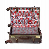 「麦わらストア限定キャリーケース WOOD PATERN ver.」内装のイメージ。