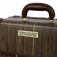 「麦わらストア限定キャリーケース WOOD PATERN ver.」金属プレート