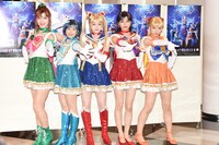 左からセーラージュピター／木野まこと役の伊藤純奈、セーラーマーキュリー／水野亜美役の向井葉月、セーラームーン／月野うさぎ役の久保史緒里、セーラーマーズ／火野レイ役の早川聖来、セーラーヴィーナス／愛野美奈子役の田村真佑。
