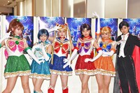 左からセーラージュピター / 木野まこと役の伊藤純奈、セーラーマーキュリー / 水野亜美役の向井葉月、セーラームーン / 月野うさぎ役の久保史緒里、セーラーマーズ / 火野レイ役の早川聖来、セーラーヴィーナス / 愛野美奈子役の田村真佑、タキシード仮面 / 地場衛役の石井美絵子。