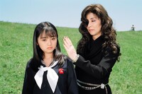 ドラマ「ガラスの仮面」より、安達祐実演じる北島マヤと野際陽子演じる月影千草。