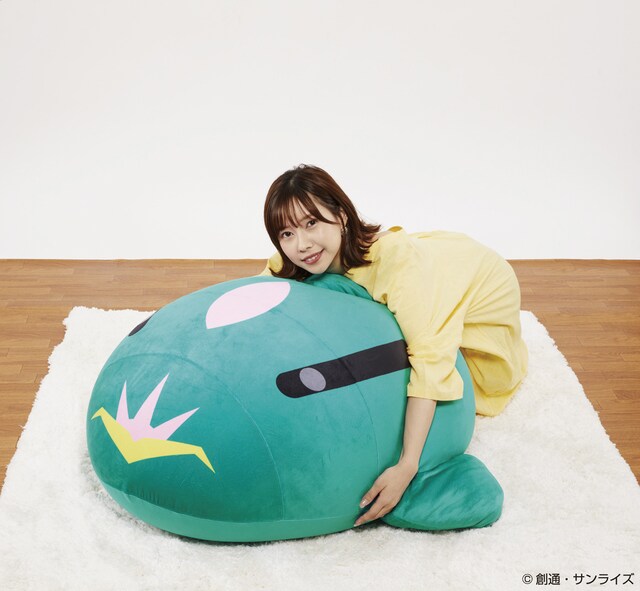 「ニュータイプもダメになるクッション【ララァ・スン専用モビルアーマー】」使用イメージ。