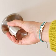 「忍たま乱太郎」静電気軽減ヘアブレスレットの使用イメージ。