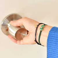 「忍たま乱太郎」静電気軽減ヘアブレスレットの使用イメージ。