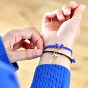 「忍たま乱太郎」静電気軽減ヘアブレスレットの使用イメージ。