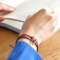 「忍たま乱太郎」静電気軽減ヘアブレスレットの使用イメージ。