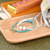 「忍たま乱太郎」静電気軽減ヘアブレスレットの使用イメージ。