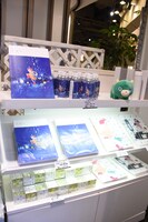 物販コーナーの「そばへ」グッズ。