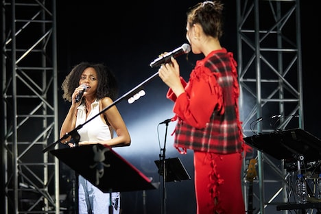 左からナイ・ブリックス、セレイナ・アン。