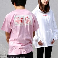 「CHAI×マキヒロチ Tシャツ」の着用例。