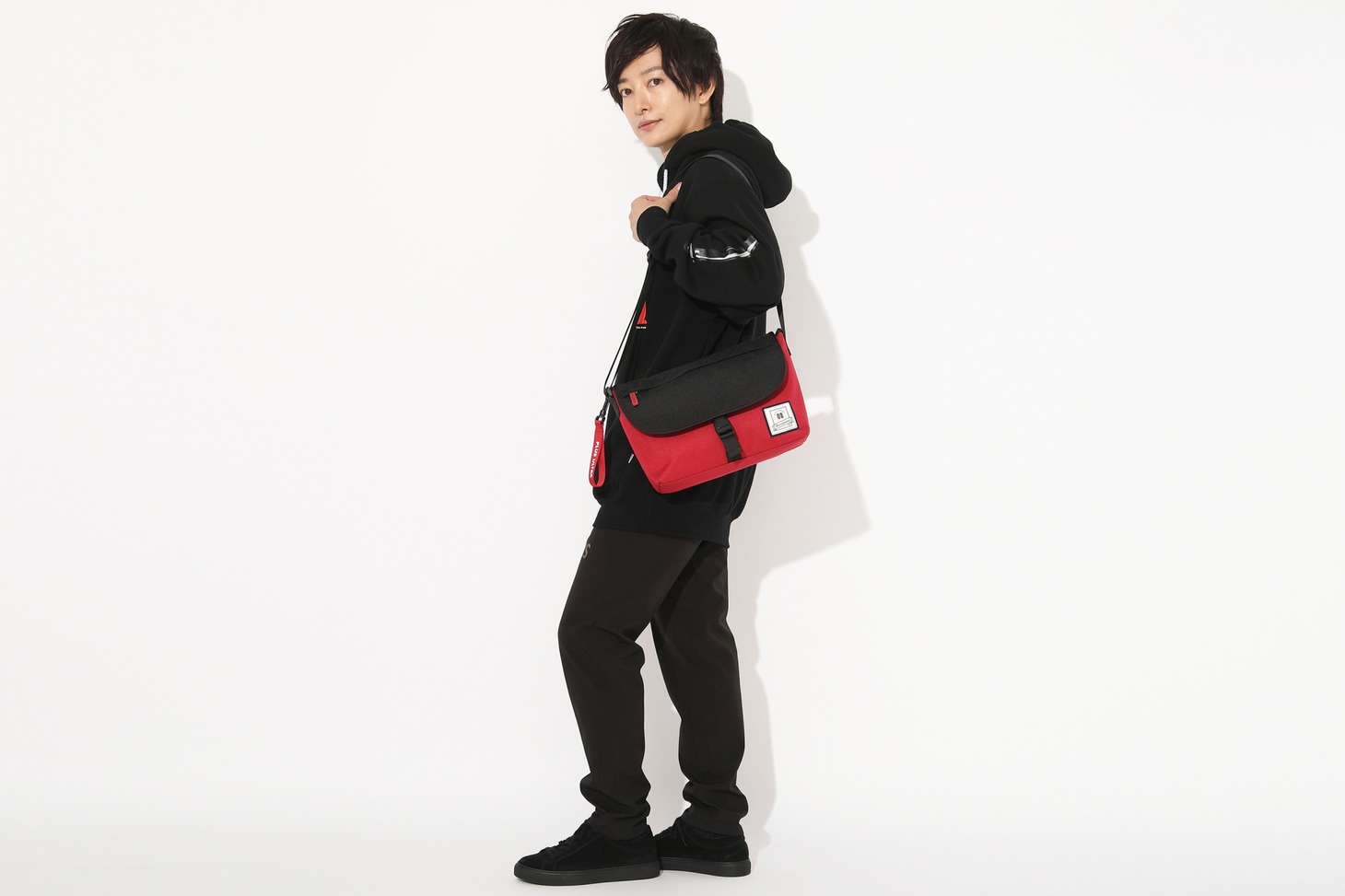 「切島鋭児郎 モデル ショルダーバッグ」着用イメージ