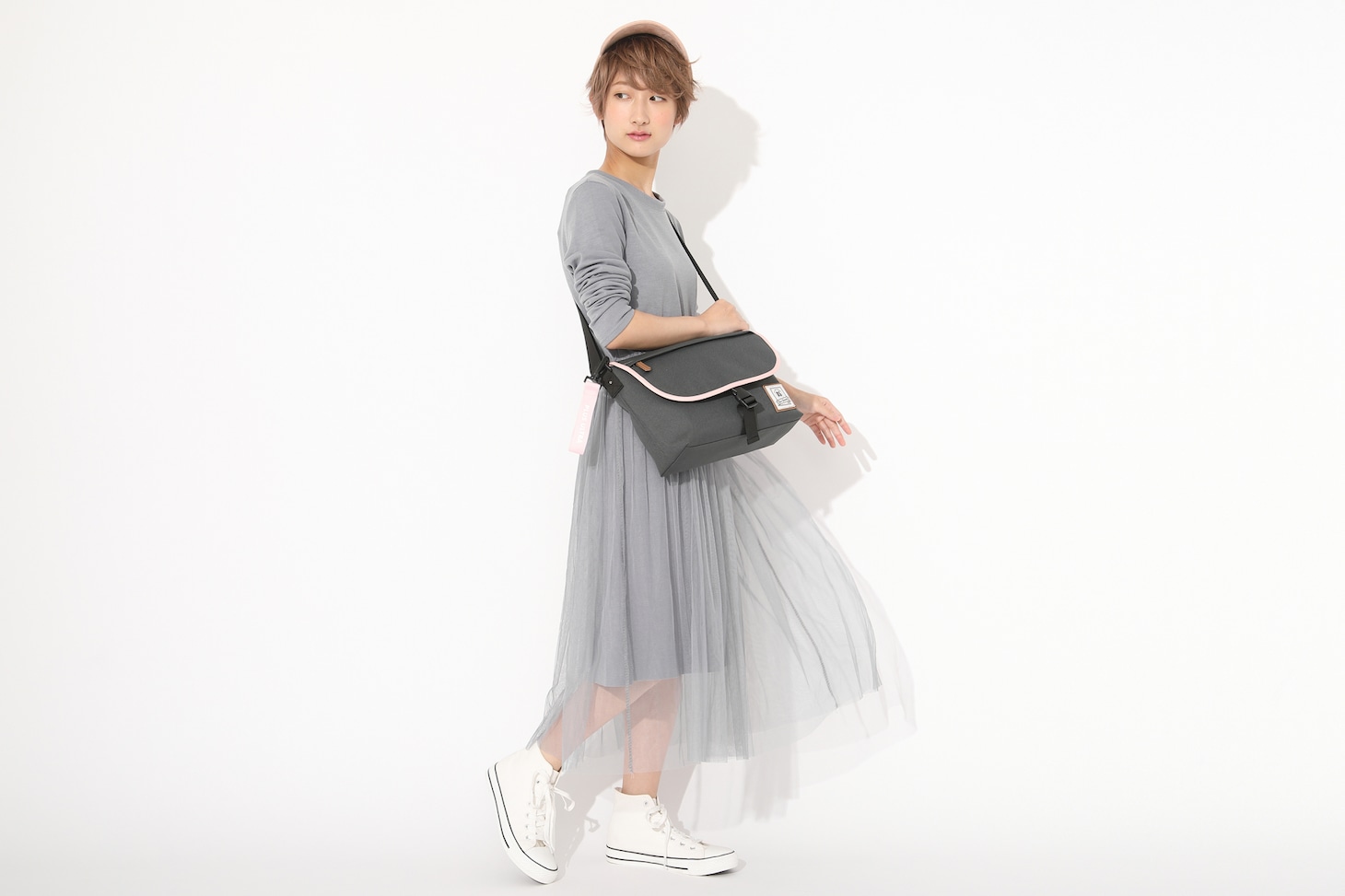 「麗日お茶子 モデル ショルダーバッグ」着用イメージ