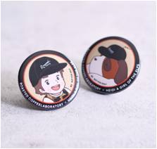 先着600名にプレゼントされるオリジナル缶バッジ。