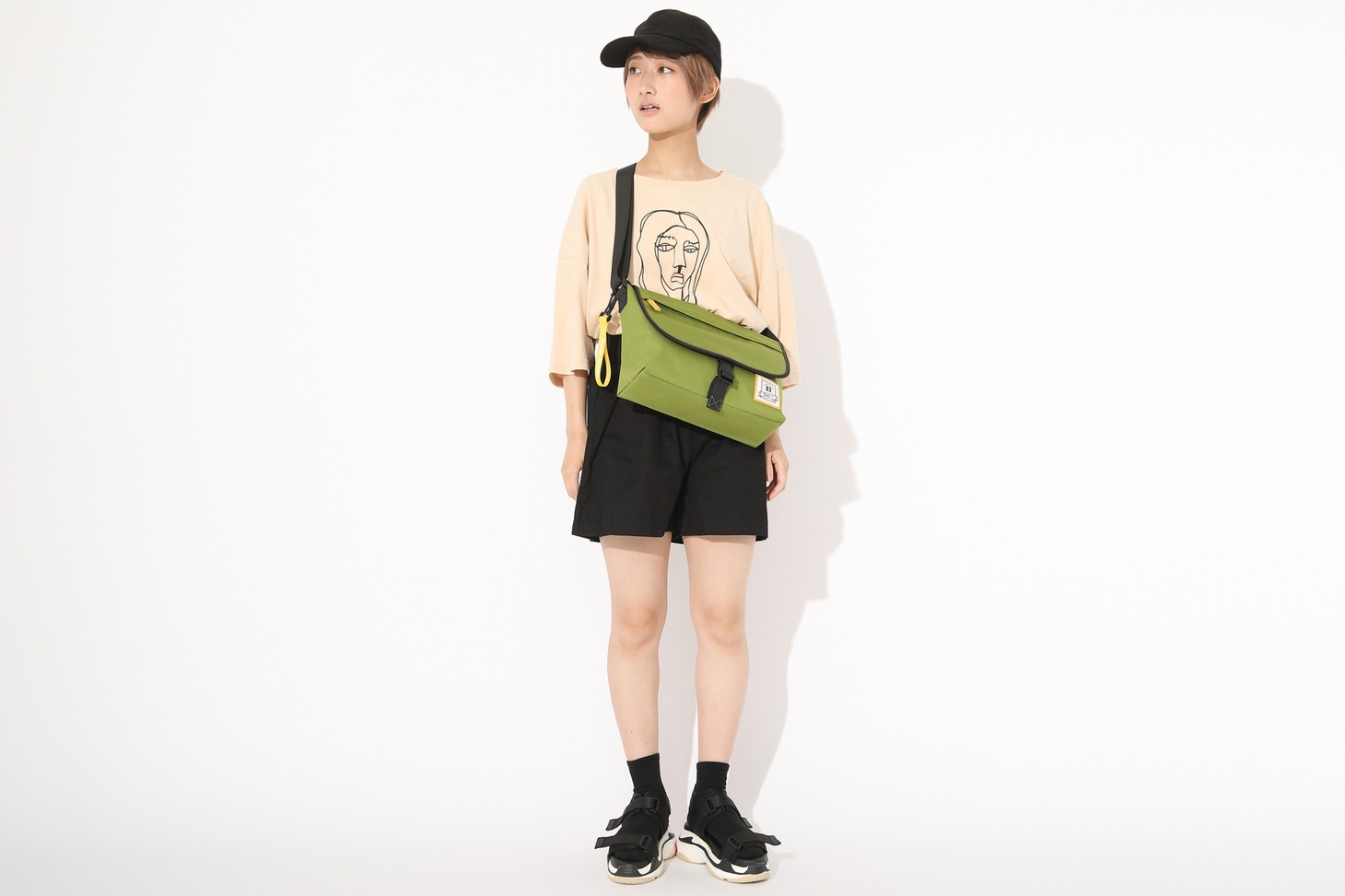 「蛙吹梅雨 モデル ショルダーバッグ」着用イメージ